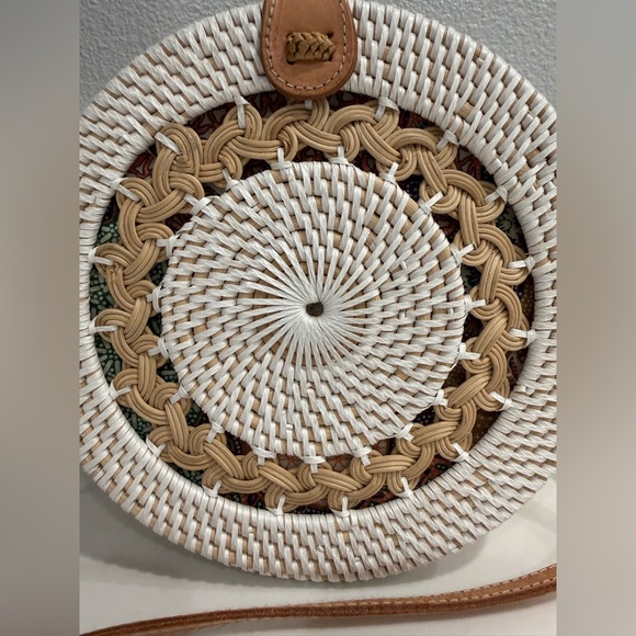 Chic rattan White and Tan Round Bag - Picture 3 of 12